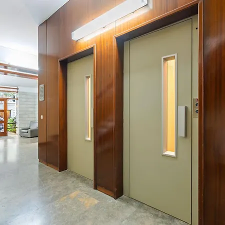Chic 3br Retreat With Private Terrace דירה ברצלונה